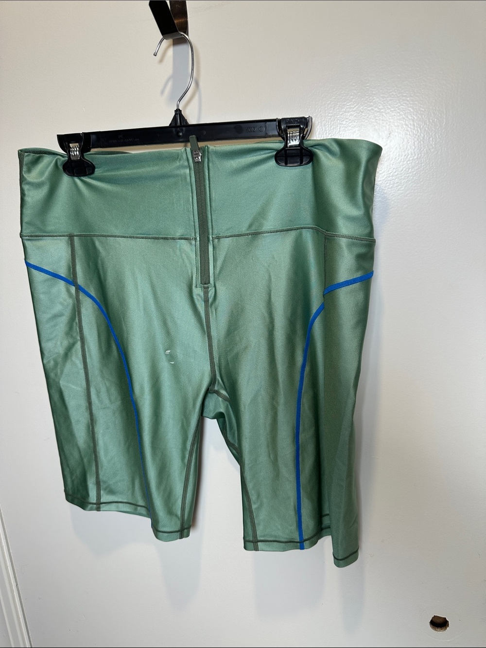 High-Waist Green Performance Bike Shorts with Contrast Piping (19)
